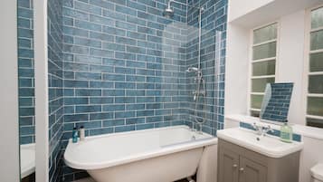 Douche, sĂšche-cheveux, serviettes fournies, savon