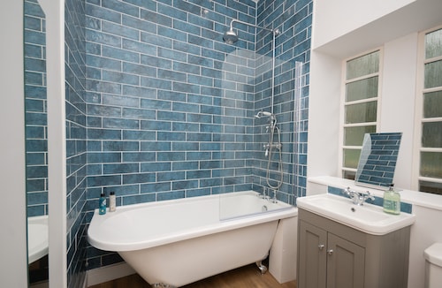 Historical Holmehill Lodge - a family friendly home for get togethers!