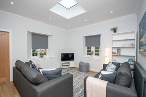 Smart TV, books - Historical Holmehill Lodge - a family friendly home for get togethers! (Dunblane)