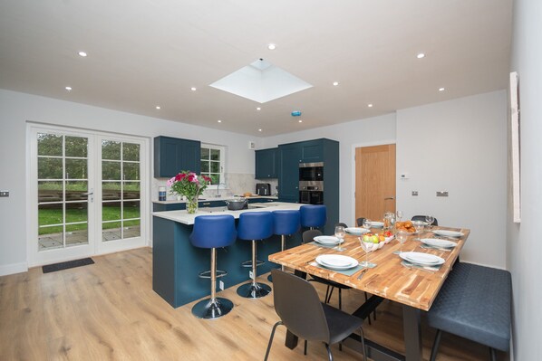 Fridge, microwave, oven, stovetop - Historical Holmehill Lodge - a family friendly home for get togethers! (Dunblane)