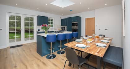 Historical Holmehill Lodge - a family friendly home for get togethers!