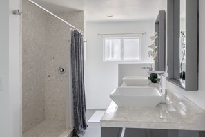 Douche, sèche-cheveux, serviettes fournies, savon