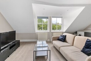 Living area - Modern apartment suite in Islington with fast wifi (London)