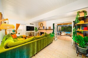 TV, fireplace - Great Reviews Beautiful Movie Colony Home Pool,Spa (Palm Springs)