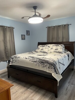 3 bedrooms, desk, WiFi, bed sheets