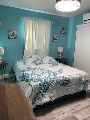 3 bedrooms, desk, WiFi, bed sheets - Close to our beautiful beaches in a cozy safe little neighborhood. (Seminole)