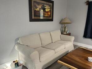 Smart TV, table football, books - Close to our beautiful beaches in a cozy safe little neighborhood. (Seminole)