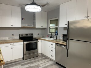 Fridge, microwave, oven, stovetop - Close to our beautiful beaches in a cozy safe little neighborhood. (Seminole)