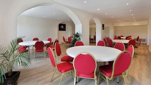 A conference room with round tables and red chairs, white walls, and a wooden floor. - Value Studio: Cozy, Kitchenette, Free Wi-Fi (Epernay)