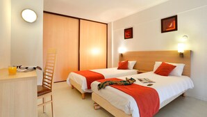 A hotel room with two beds, a desk, and a chair. - Cozy Apt w/ Kitchen + Free Wi-Fi! On-Site Parking (Epernay)