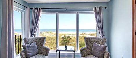 Een televisie, een dvd-speler, boeken en een filmbibliotheek