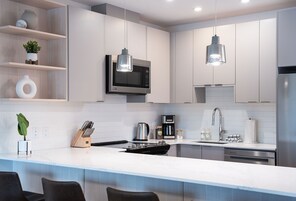 Refrigerador con freezer, microondas, horno, placa de cocina