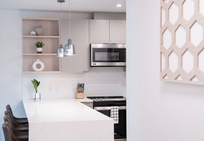 Apartment | Eigene Küche | Großer Kühlschrank, Mikrowelle, Ofen, Herdplatte