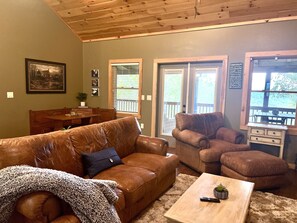 Smart TV, fireplace, ping pong, books - Nantahala Nook, cabin with hot tub,game room, fast wifi & mountain view (Bryson City)