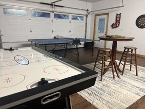 Games room - Nantahala Nook, cabin with hot tub,game room, fast wifi & mountain view (Bryson City)