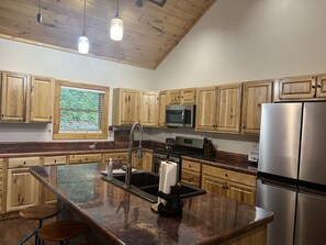 Fridge, microwave, oven, stovetop - Nantahala Nook, cabin with hot tub,game room, fast wifi & mountain view (Bryson City)
