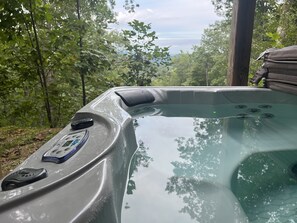 Outdoor spa tub - Nantahala Nook, cabin with hot tub,game room, fast wifi & mountain view (Bryson City)