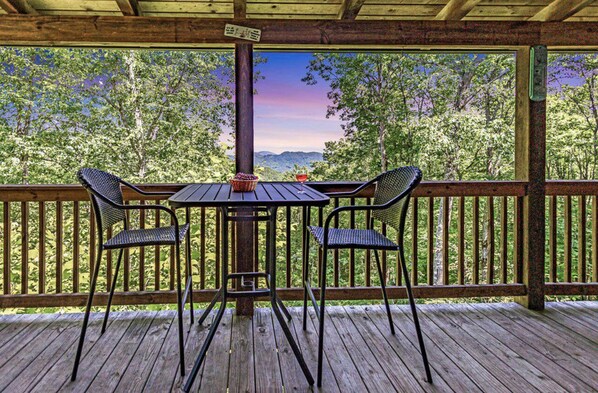 Outdoor dining - Nantahala Nook, cabin with hot tub,game room, fast wifi & mountain view (Bryson City)