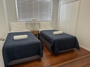4 Schlafzimmer, Schreibtisch, Bügeleisen/Bügelbrett, Reisekinderbett