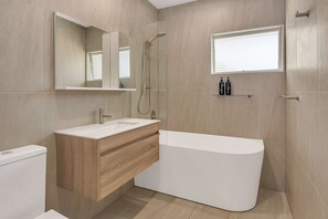 Douche, sèche-cheveux, serviettes fournies, savon