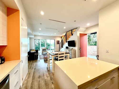 Contemporary Villa in West Hills