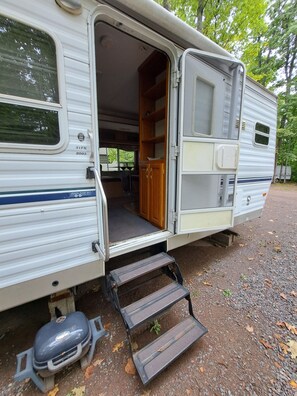 Exterior - 03 Dutchmen Classic that sleeps 1- 6 people comfortably for the perfect weekend  (Cloquet)