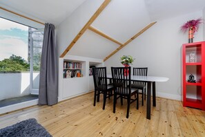 Dining - Cozy Flat With Skylights in Great Neighbourhood (London)
