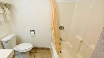 Double Room with Balcony | Banheiro | Toalhas de banho, sabonete, shampoo, papel higiênico
