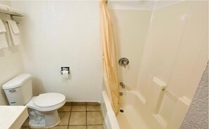 Double Room with Balcony | Bathroom | Towels, soap, shampoo, toilet paper