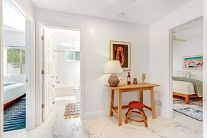 8 habitaciones, tabla de planchar con plancha, cuna de viaje y wifi 