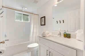 Douche, sèche-cheveux, serviettes fournies, papier toilette