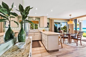 Geladeira, micro-ondas, fog ão, cooktop