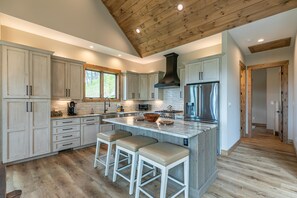 Fridge, microwave, oven, stovetop - Livin' Lodge at Eagles Nest - Hot tub, Views, Pool table, Pet Friendly! (Banner Elk)