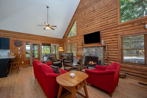 White Oak Vista | A Peaceful Cabin with Breathtaking Views | Under 20 min to TIEC