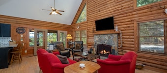 White Oak Vista | A Peaceful Cabin with Breathtaking Views | Under 20 min to TIEC