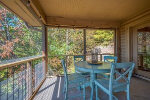 Outdoor dining - White Oak Vista | A Peaceful Cabin with Breathtaking Views | Under 20 min to TIEC (Columbus)