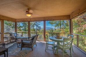 Outdoor dining - White Oak Vista | A Peaceful Cabin with Breathtaking Views | Under 20 min to TIEC (Columbus)