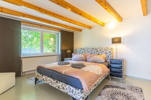 2 bedrooms, WiFi, bed sheets