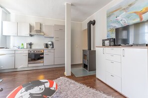 Refrigerador, horno, parrilla de estufa y cafetera y tetera 