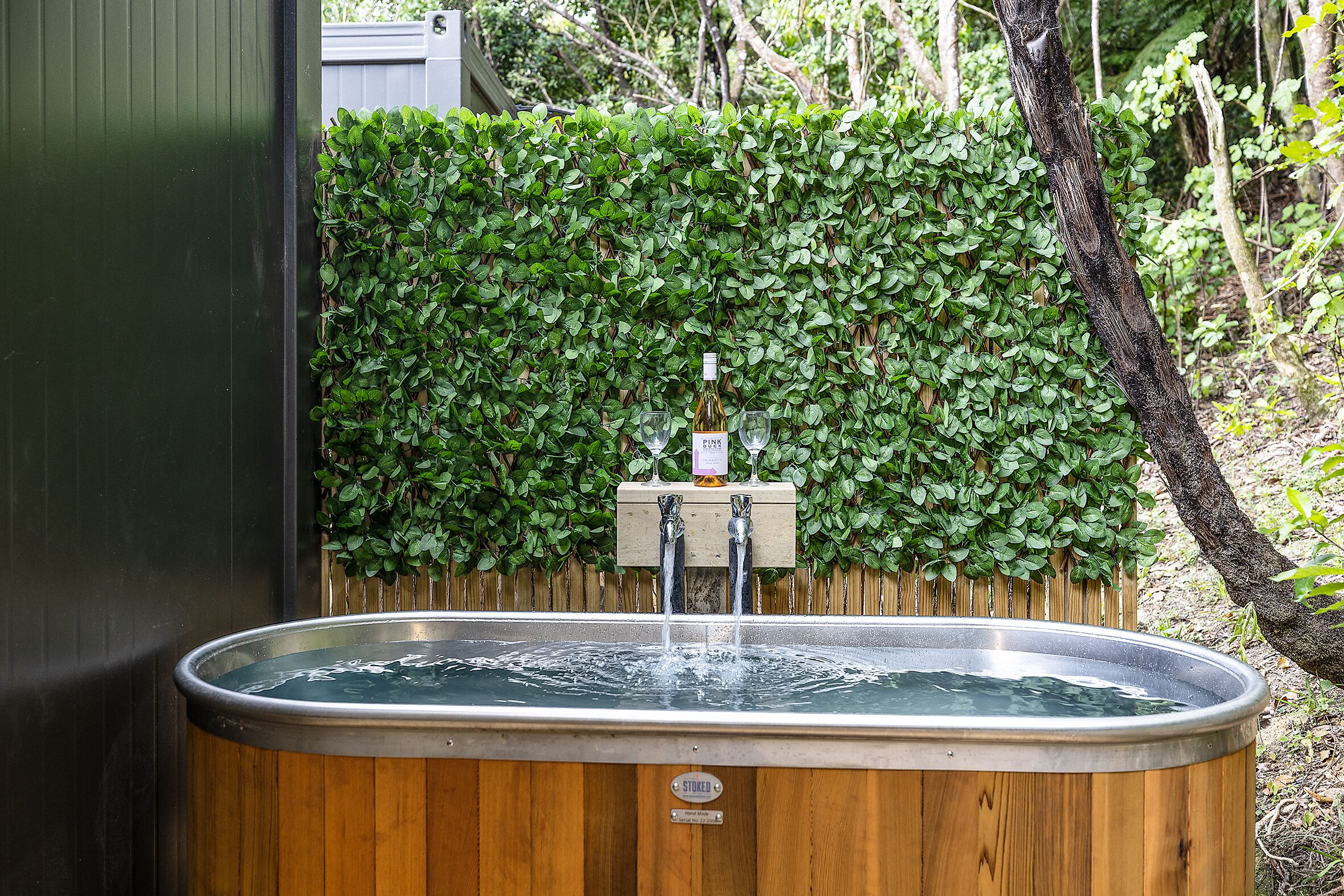 Een houten jacuzzi met houten rand en een label met de tekst 'STORAGE'.