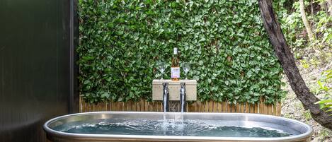 Een houten jacuzzi met houten rand en een label met de tekst 'STORAGE'.