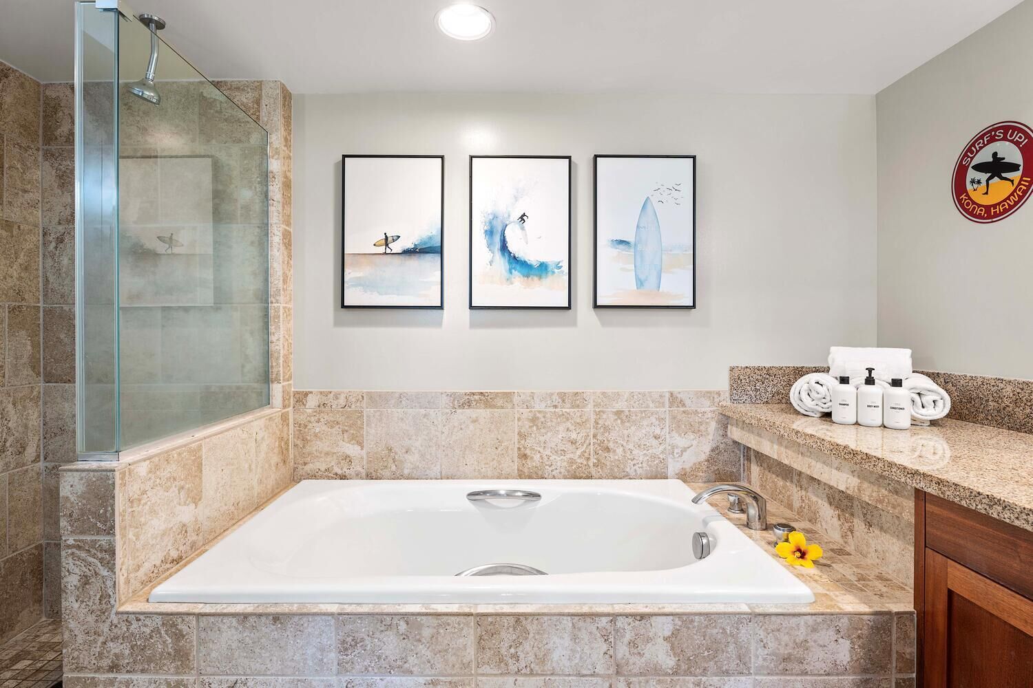 Combined shower/tub, hair dryer, towels