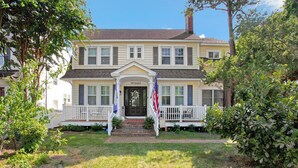 A two-story house with a front porch, a mailbox, and a wreath on the door. - Historic Annapolis Charmer <1Mile to NMC Stadium (Annapolis)