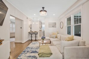 Smart TV, chimenea, futbolito y tenis de mesa 