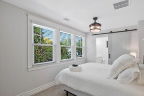 6 Schlafzimmer, Schreibtisch, Bügeleisen/Bügelbrett, Reisekinderbett