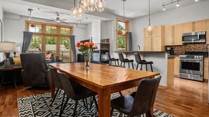 Une cuisine moderne avec des meubles en bois, un four encastré et un four à micro-ondes.