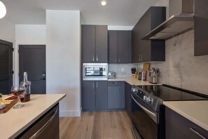 Refrigerador, microondas, horno y parrilla de estufa 