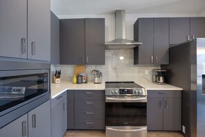 Kühlschrank, Mikrowelle, Ofen, Herdplatte
