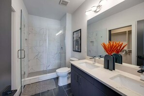 Combined shower/tub, hair dryer, towels, shampoo