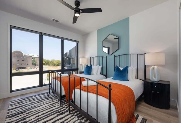 2 habitaciones, tabla de planchar con plancha y cuna de viaje 